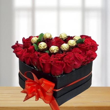 Arreglo de Rosas en Caja Corazón con Chocolates Ferrero Rocher - Elegancia Pura