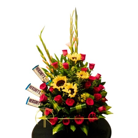 Arreglo Floral con Rosas, Girasoles y Chocolate