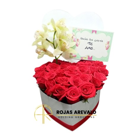 Arreglo Floral en Caja de Corazón con Rosas y Tarjeta Impresa