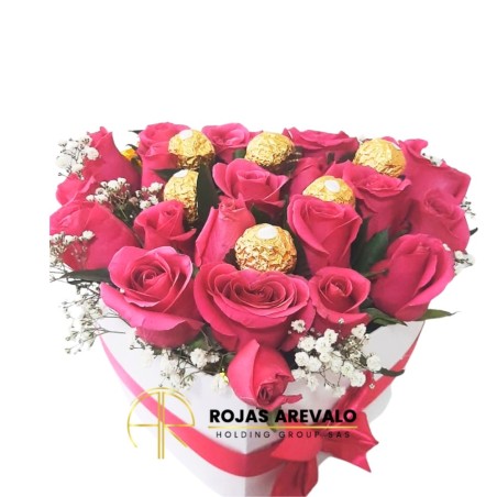 Arreglo Floral en Caja de Corazón con Rosas y Chocolates