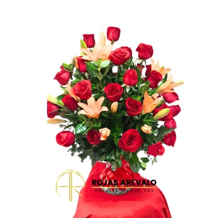 Arreglo Floral en Florero con Rosas, Lirios y Follaje Verde - Elegancia Clásica